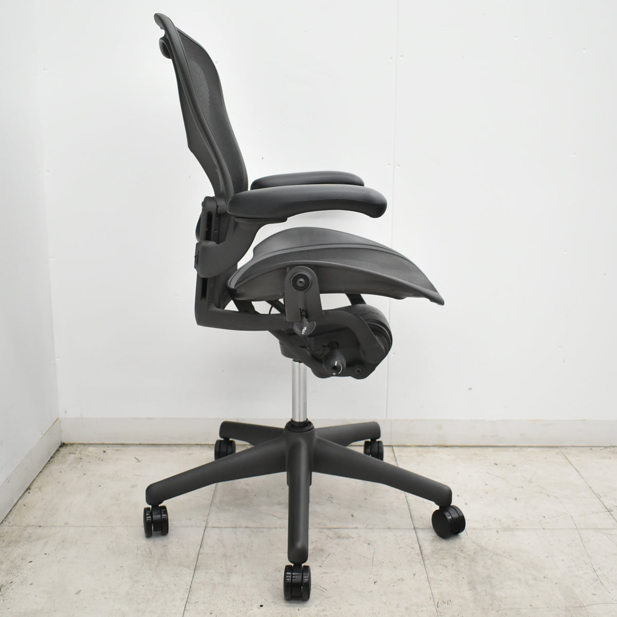 【中古】ハーマンミラー　アーロンチェア　Bサイズ　フル装備　ランバーサポート　肘ダイヤルタイプ　昇降ガス新品　ブラック 2026101303