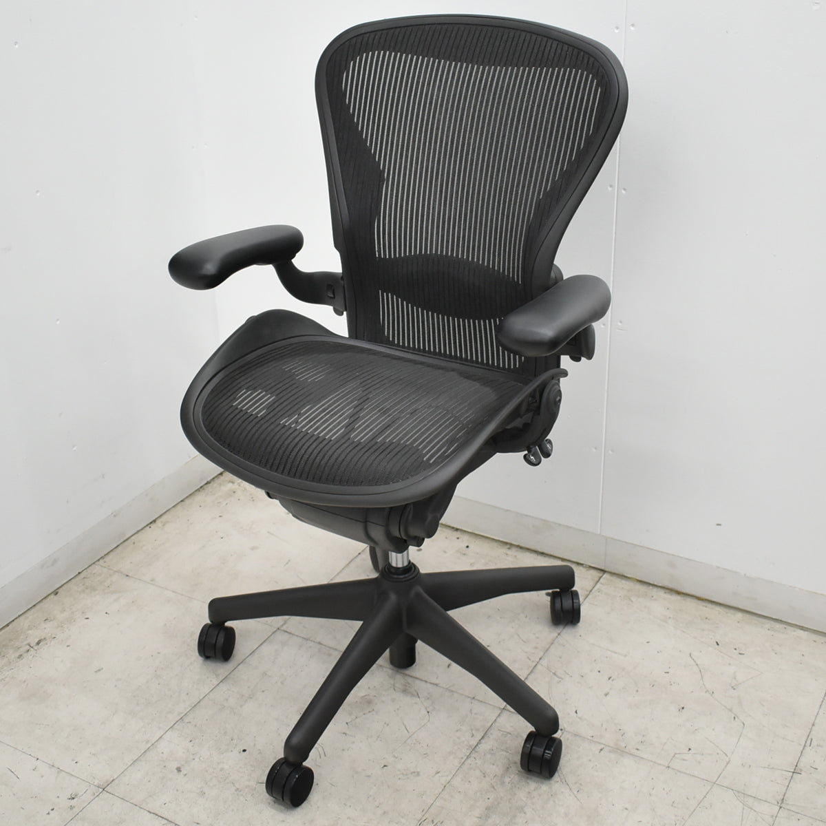 【中古】ハーマンミラー　アーロンチェア　Bサイズ　フル装備　ランバーサポート　肘レバータイプ　昇降ガス新品　ブラック 2026101304