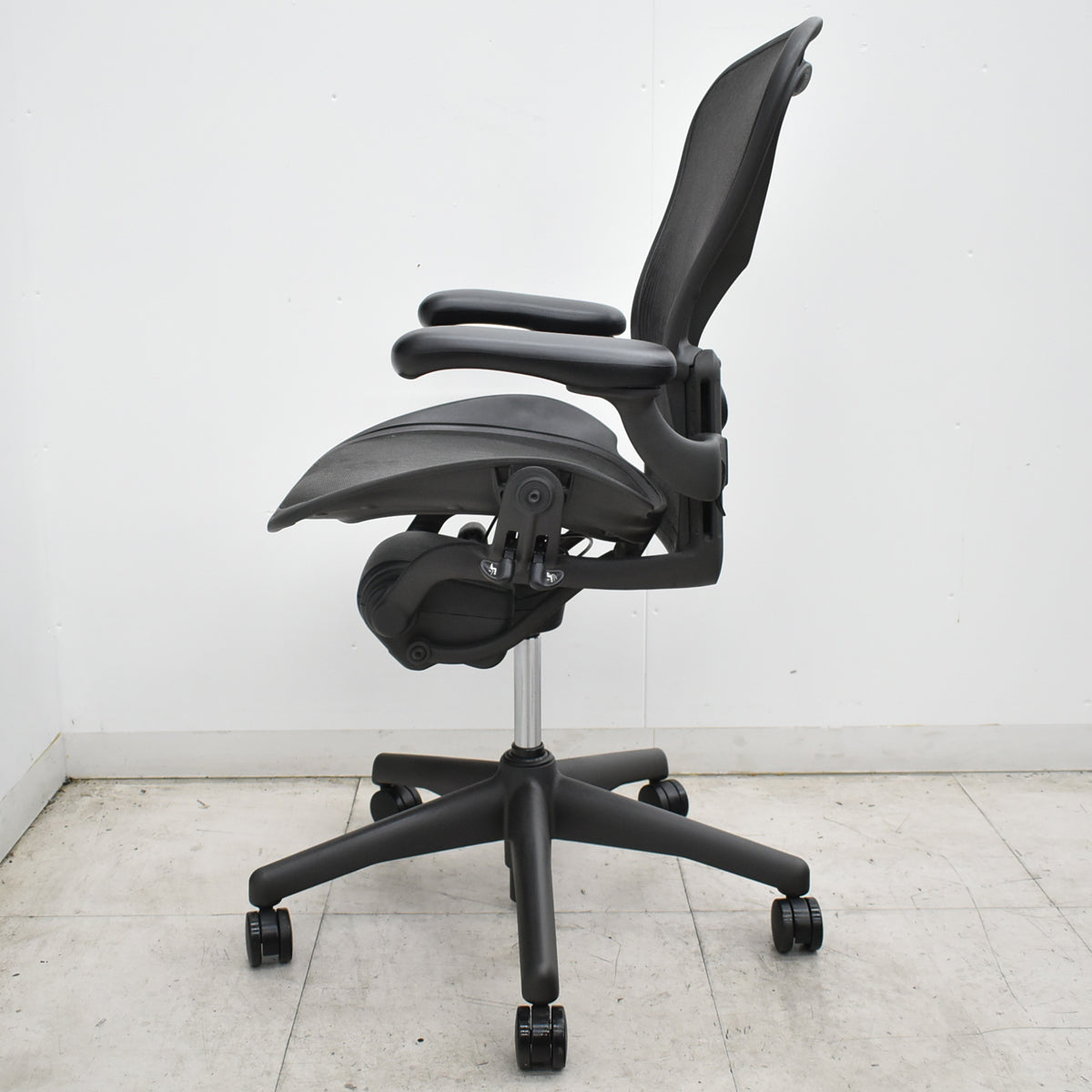 【中古】ハーマンミラー　アーロンチェア　Bサイズ　フル装備　ランバーサポート　肘レバータイプ　昇降ガス新品　ブラック 2026101304
