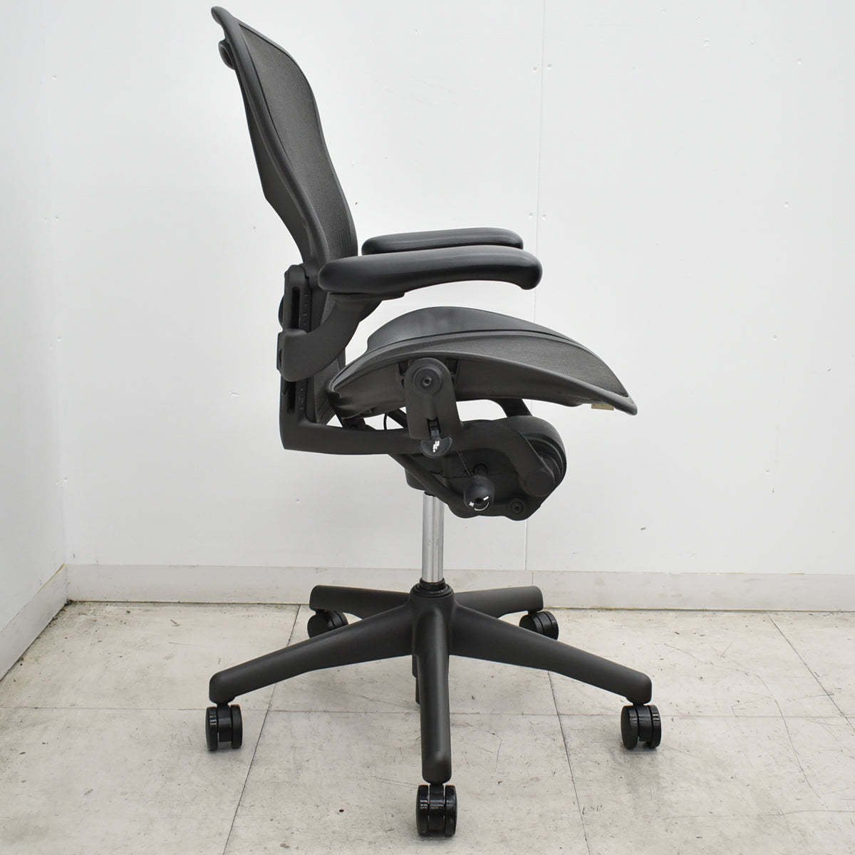 【中古】ハーマンミラー　アーロンチェア　Bサイズ　フル装備　ランバーサポート　肘レバータイプ　昇降ガス新品　ブラック 2026101304