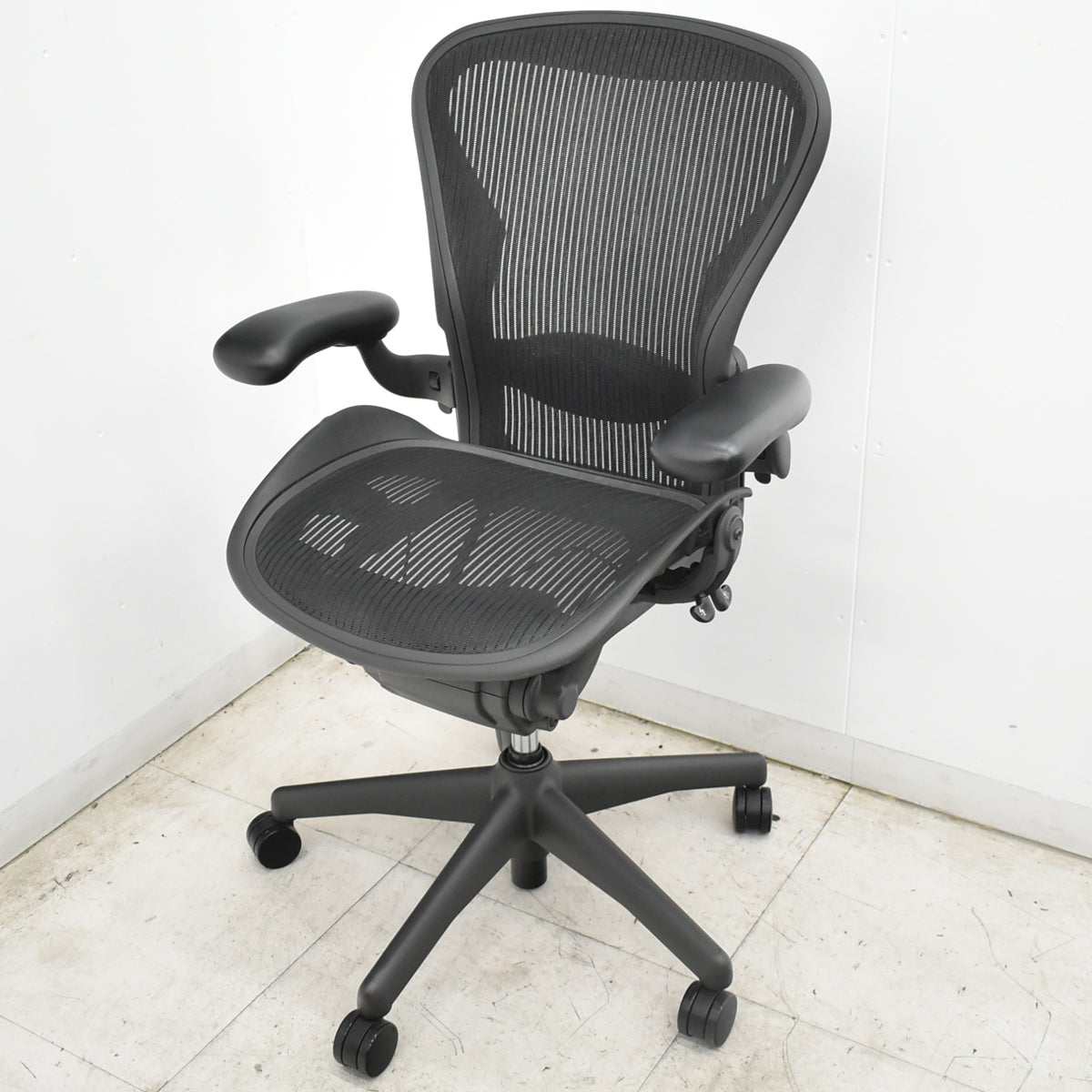 【中古】ハーマンミラー　アーロンチェア　Bサイズ　フル装備　ランバーサポート　肘レバータイプ　昇降ガス新品　ブラック 2026101401