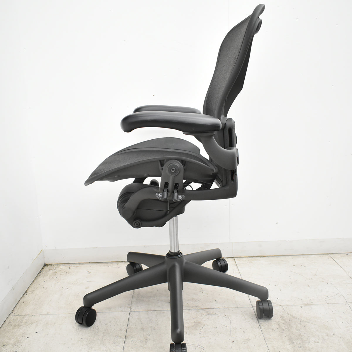 【中古】ハーマンミラー　アーロンチェア　Bサイズ　フル装備　ランバーサポート　肘レバータイプ　昇降ガス新品　ブラック 2026101401
