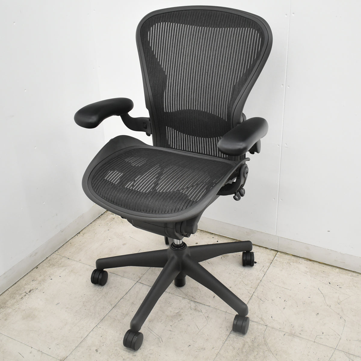 【中古】ハーマンミラー　アーロンチェア　Bサイズ　フル装備　ランバーサポート　肘ダイヤルタイプ　昇降ガス新品　ブラック 2026101501