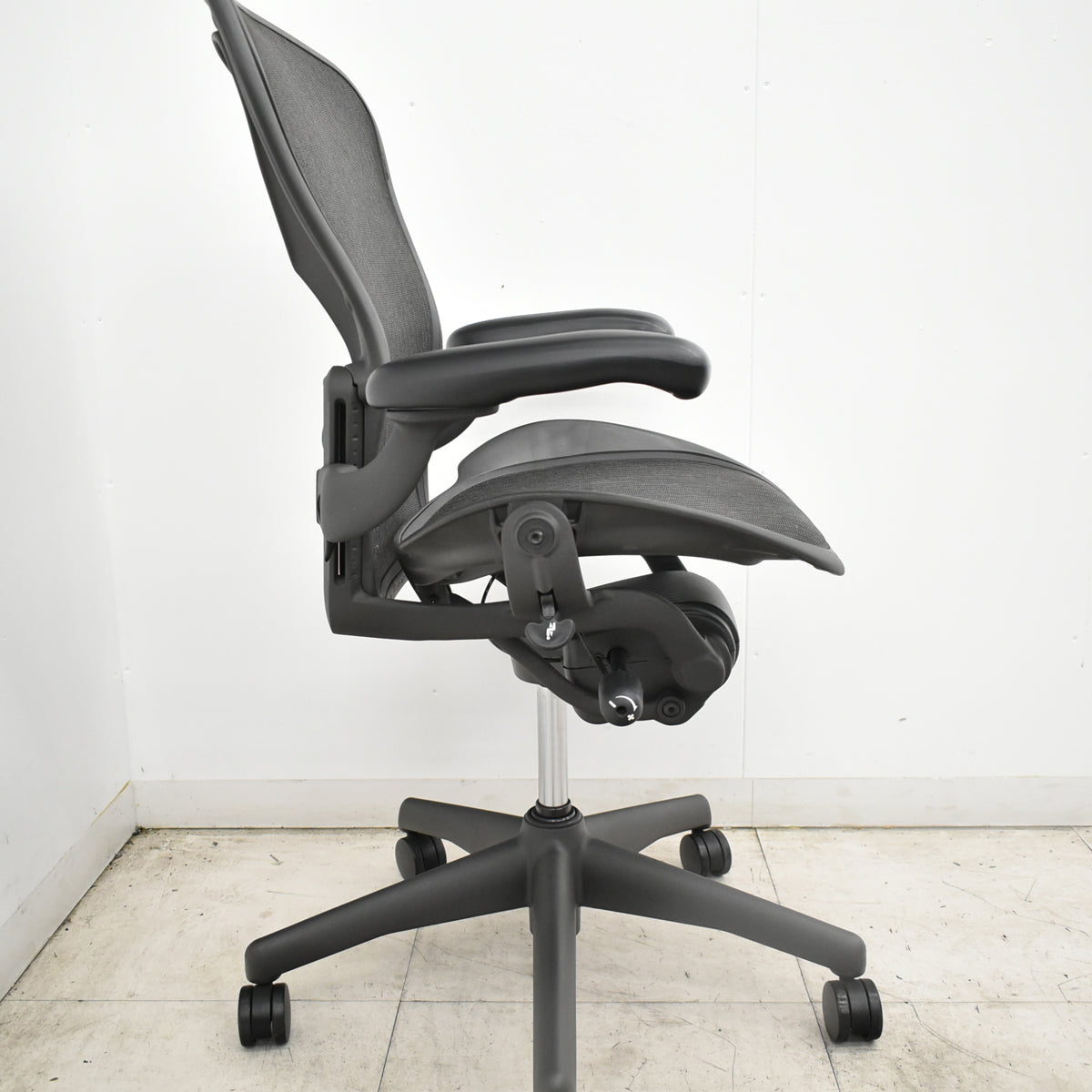 【中古】ハーマンミラー　アーロンチェア　Bサイズ　フル装備　ランバーサポート　肘ダイヤルタイプ　昇降ガス新品　ブラック 2026101501