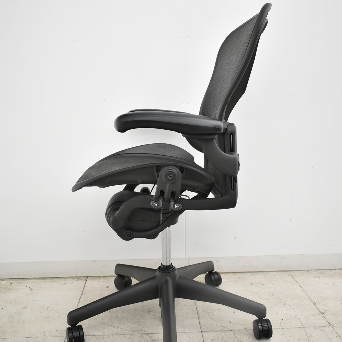 【中古】[難有]ハーマンミラー　アーロンチェア　Bサイズ　フル装備　肘レバータイプ　昇降ガス新品　ブラック 2026101502