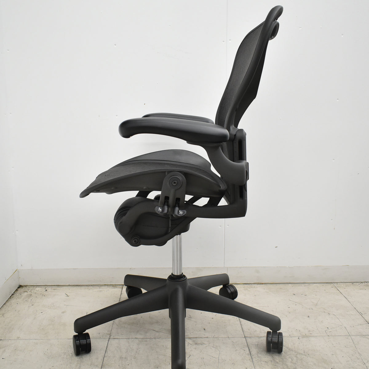 【中古】[難有]ハーマンミラー　アーロンチェア　Bサイズ　フル装備　肘レバータイプ　昇降ガス新品　ブラック 2026101504