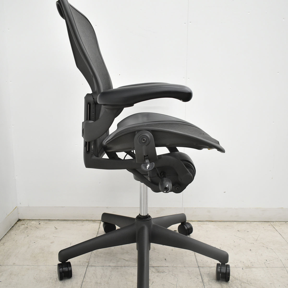 【中古】[難有]ハーマンミラー　アーロンチェア　Bサイズ　フル装備　肘レバータイプ　昇降ガス新品　ブラック 2026101504