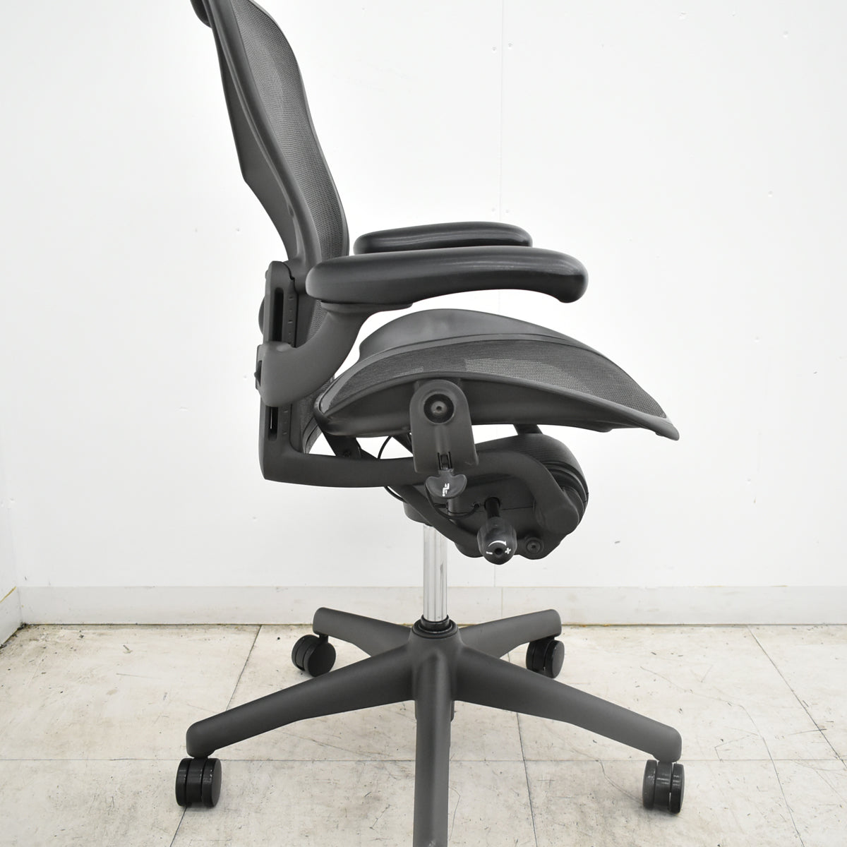 【中古】ハーマンミラー　アーロンチェア　Bサイズ　フル装備　ランバーサポート　肘ダイヤルタイプ　昇降ガス新品　ブラック 2026101901