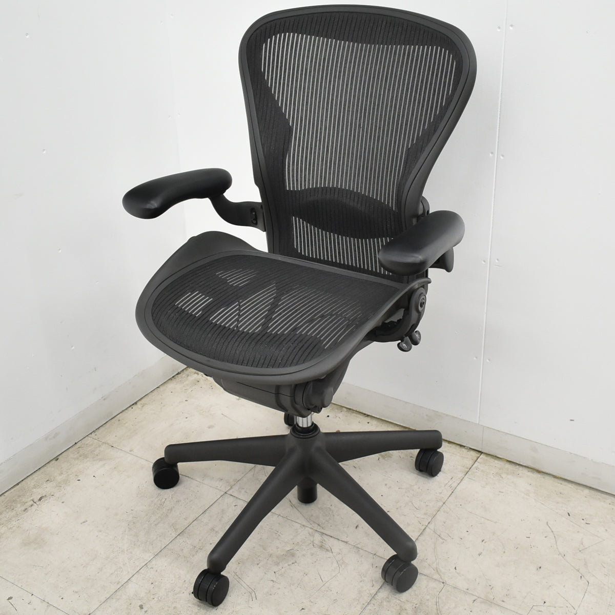 【中古】ハーマンミラー　アーロンチェア　Bサイズ　フル装備　ランバーサポート　肘ダイヤルタイプ　昇降ガス新品　ブラック 2026101902