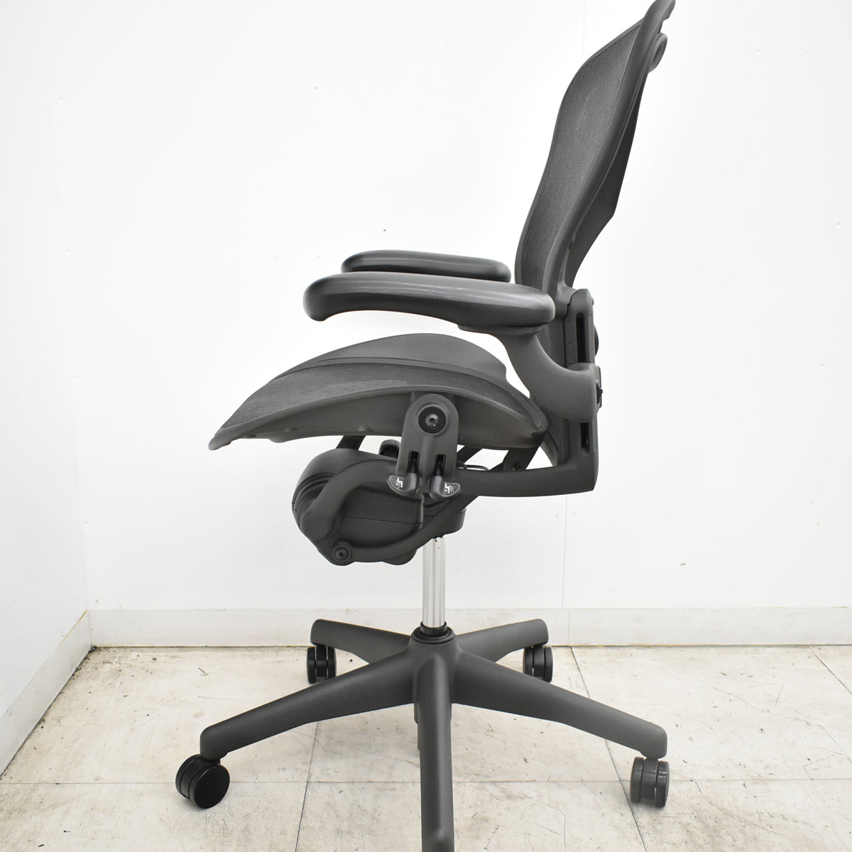 【中古】ハーマンミラー　アーロンチェア　Bサイズ　フル装備　ランバーサポート　肘ダイヤルタイプ　昇降ガス新品　ブラック 2026101902