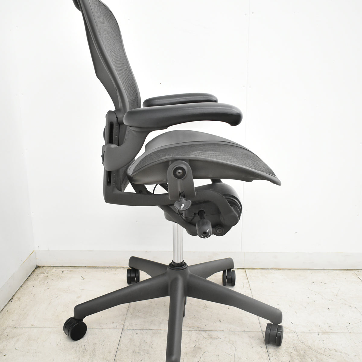 【中古】ハーマンミラー　アーロンチェア　Bサイズ　フル装備　ランバーサポート　肘ダイヤルタイプ　昇降ガス新品　ブラック 2026101902