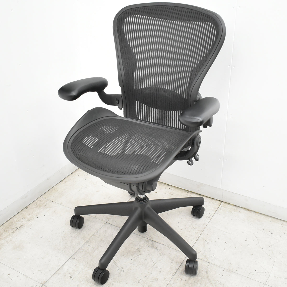 【中古】ハーマンミラー　アーロンチェア　Bサイズ　フル装備　ランバーサポート　肘レバータイプ　昇降ガス新品　ブラック 2026101903
