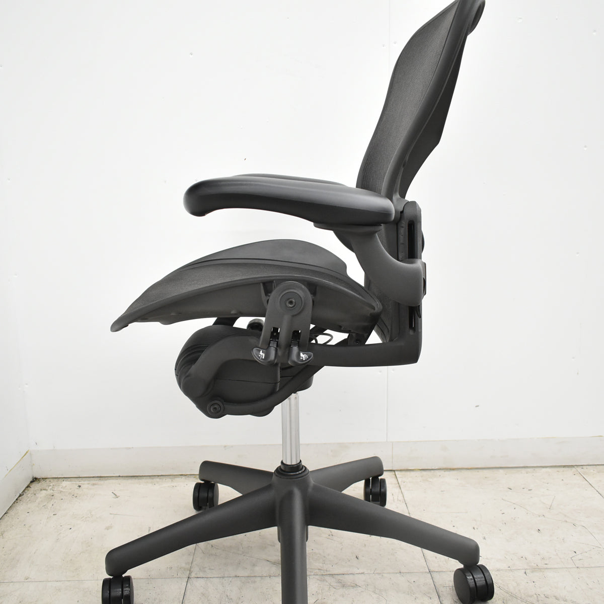 【中古】ハーマンミラー　アーロンチェア　Bサイズ　フル装備　ランバーサポート　肘レバータイプ　昇降ガス新品　ブラック 2026101903