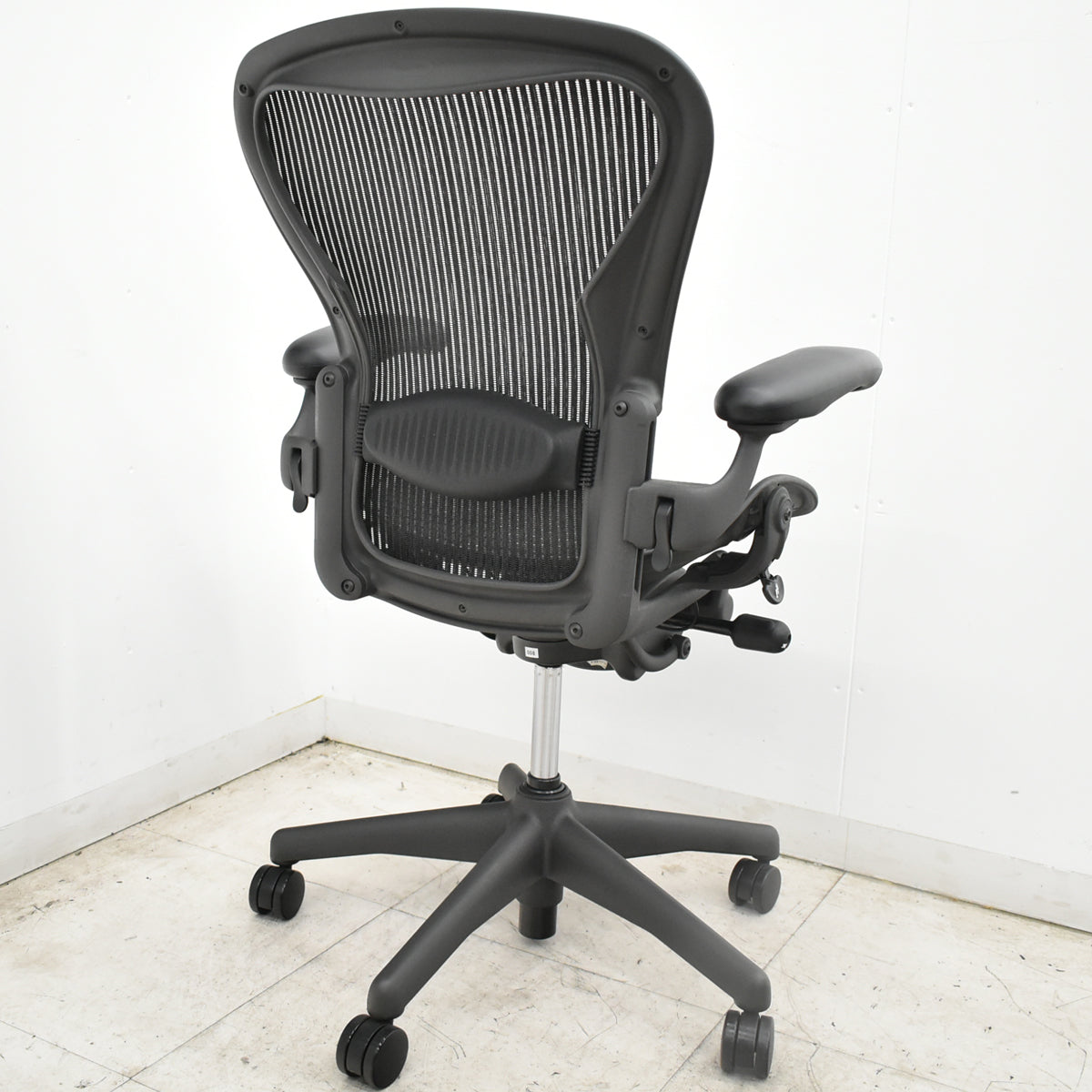 【中古】ハーマンミラー　アーロンチェア　Bサイズ　フル装備　ランバーサポート　肘レバータイプ　昇降ガス新品　ブラック 2026101903