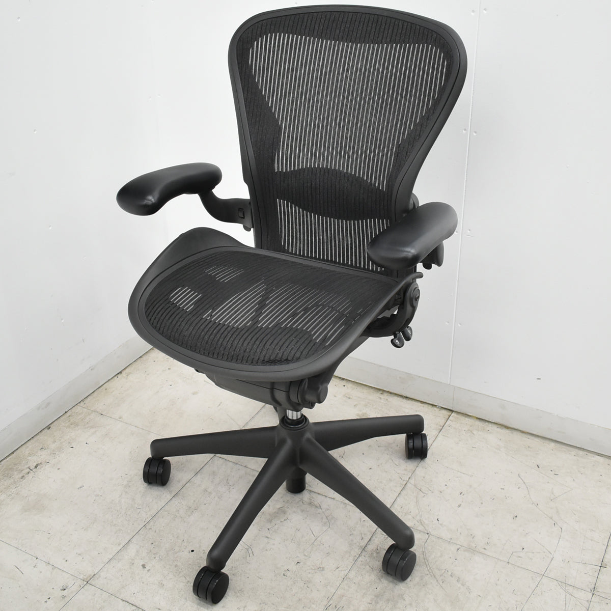 【中古】ハーマンミラー　アーロンチェア　Bサイズ　フル装備　ランバーサポート　肘レバータイプ　昇降ガス新品　ブラック 2026101904