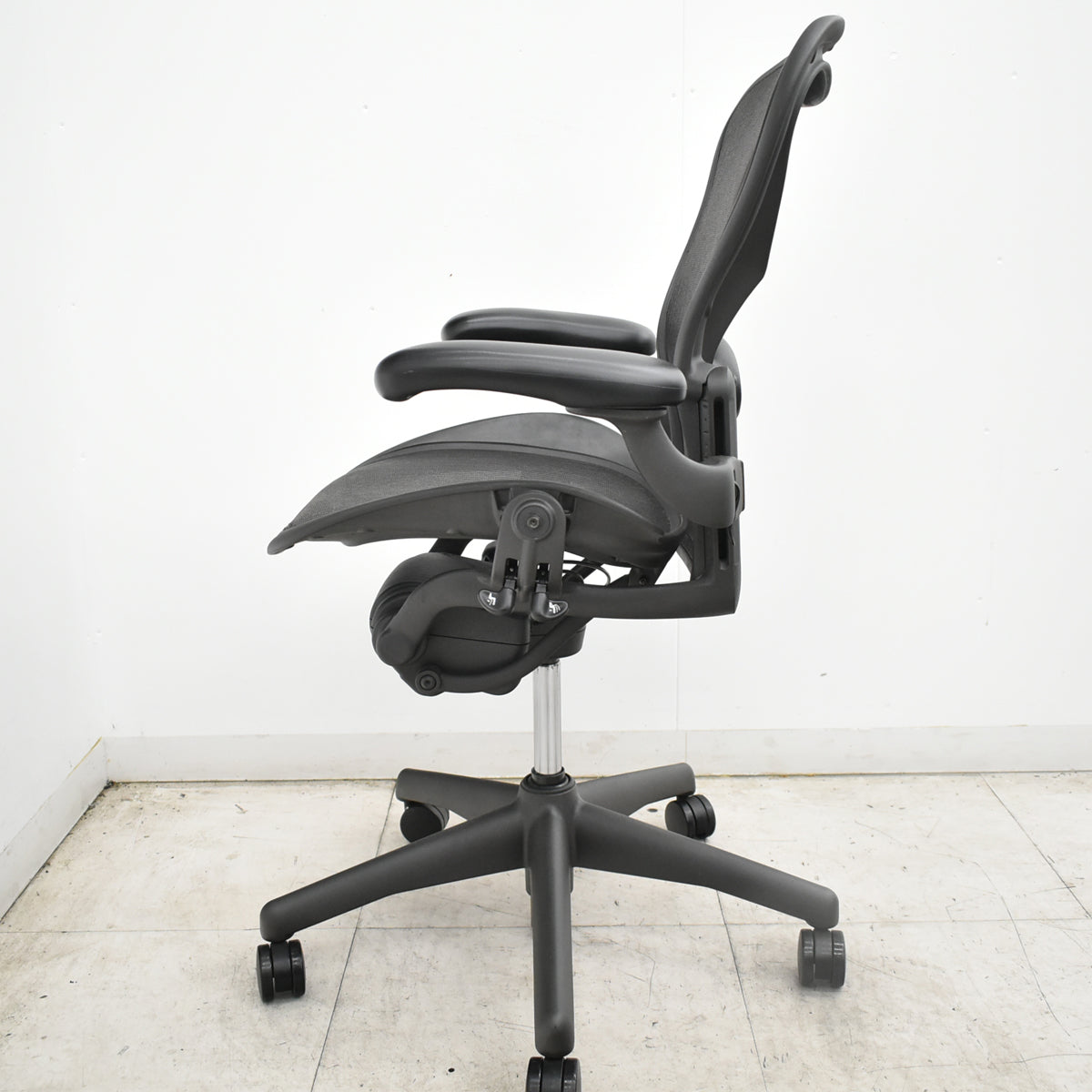 【中古】ハーマンミラー　アーロンチェア　Bサイズ　フル装備　ランバーサポート　肘レバータイプ　昇降ガス新品　ブラック 2026101904