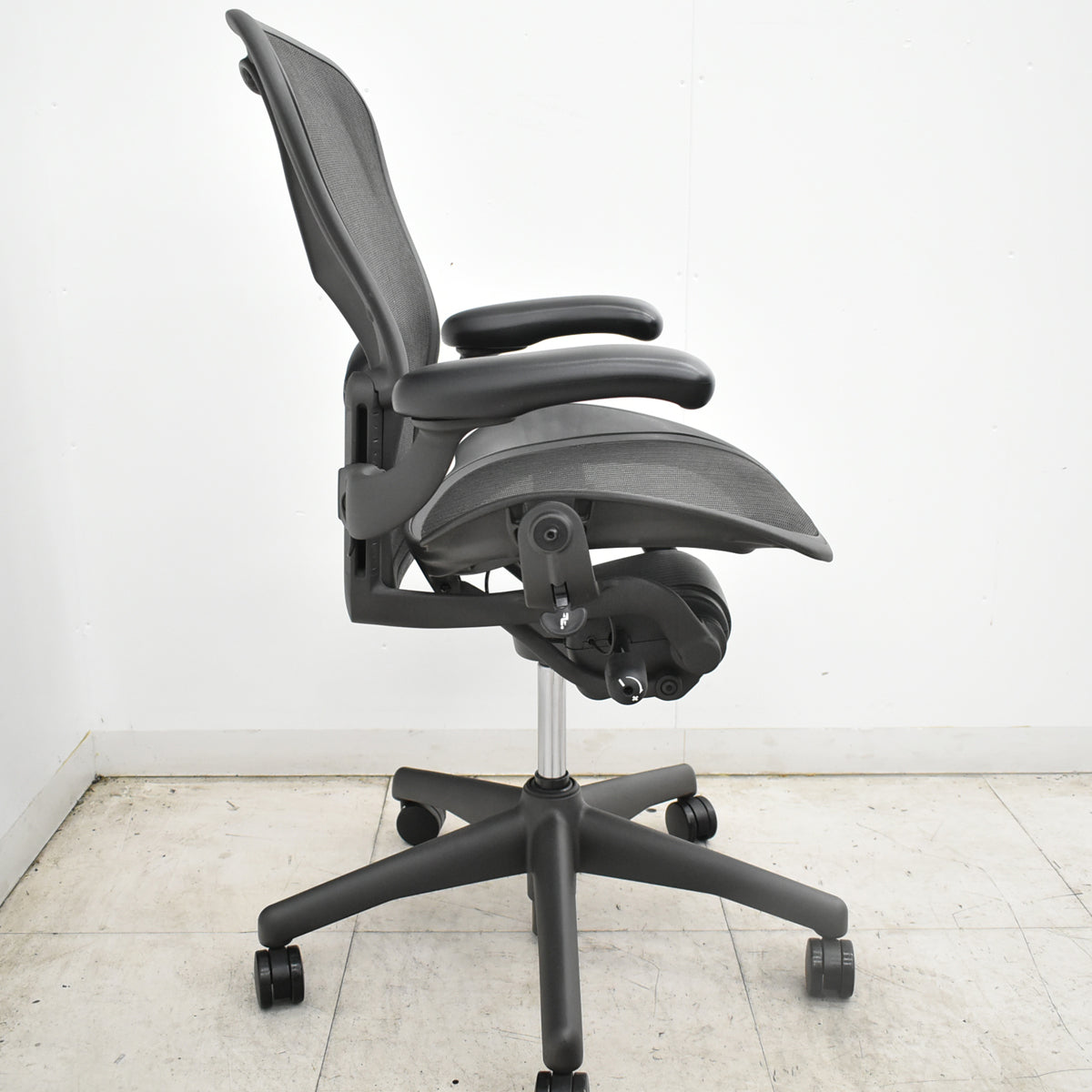 【中古】ハーマンミラー　アーロンチェア　Bサイズ　フル装備　ランバーサポート　肘レバータイプ　昇降ガス新品　ブラック 2026101904