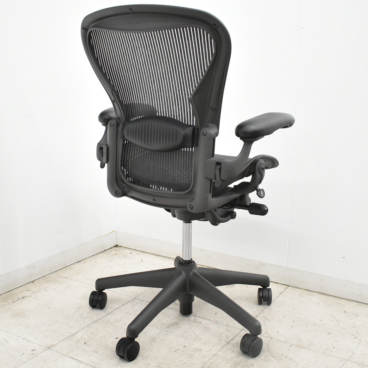 【中古】ハーマンミラー　アーロンチェア　Bサイズ　フル装備　ランバーサポート　肘レバータイプ　昇降ガス新品　ブラック 2026101904