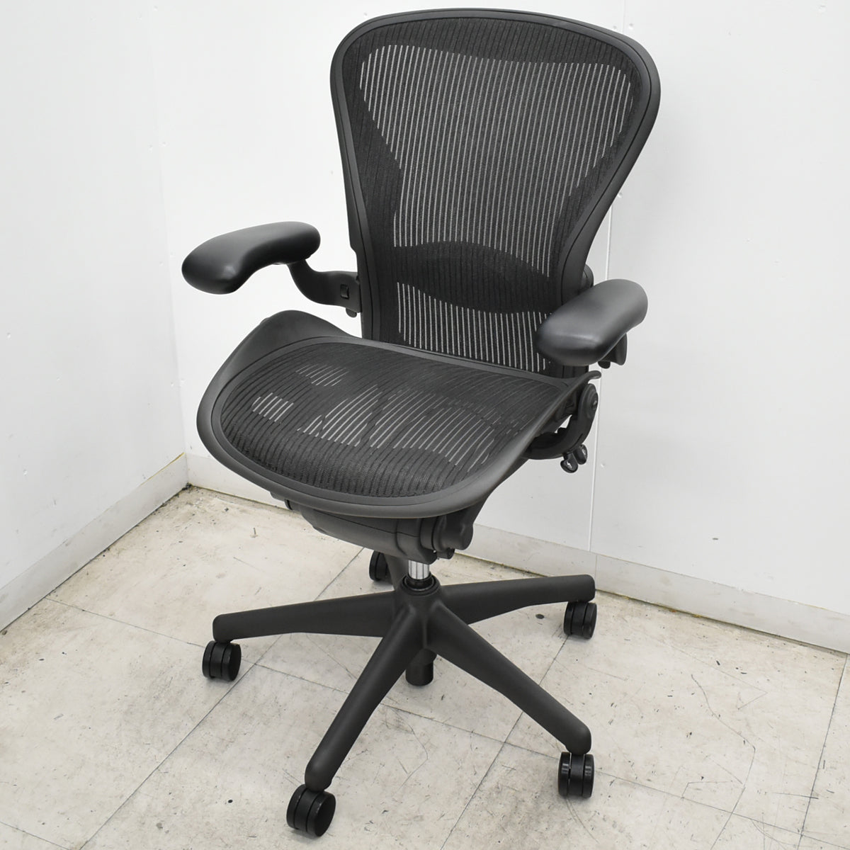 【中古】ハーマンミラー　アーロンチェア　Bサイズ　フル装備　ランバーサポート　肘レバータイプ　昇降ガス新品　ブラック 2026102001