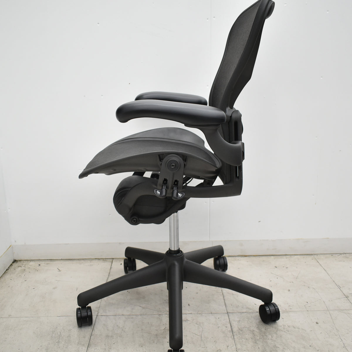 【中古】ハーマンミラー　アーロンチェア　Bサイズ　フル装備　ランバーサポート　肘レバータイプ　昇降ガス新品　ブラック 2026102001