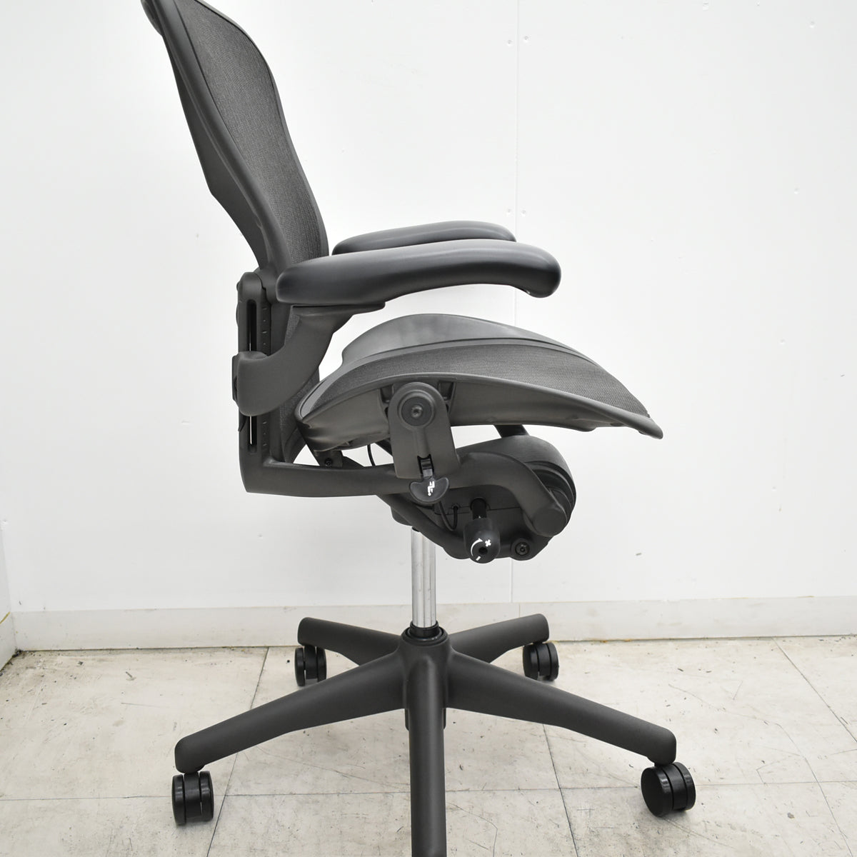 【中古】ハーマンミラー　アーロンチェア　Bサイズ　フル装備　ランバーサポート　肘レバータイプ　昇降ガス新品　ブラック 2026102001