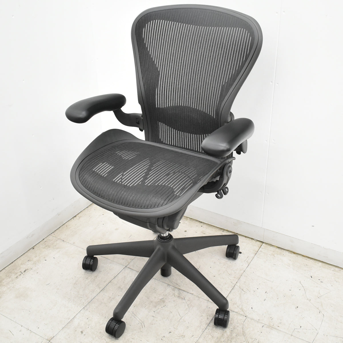 【中古】ハーマンミラー　アーロンチェア　Bサイズ　フル装備　ランバーサポート　肘レバータイプ　昇降ガス新品　ブラック 2026102003
