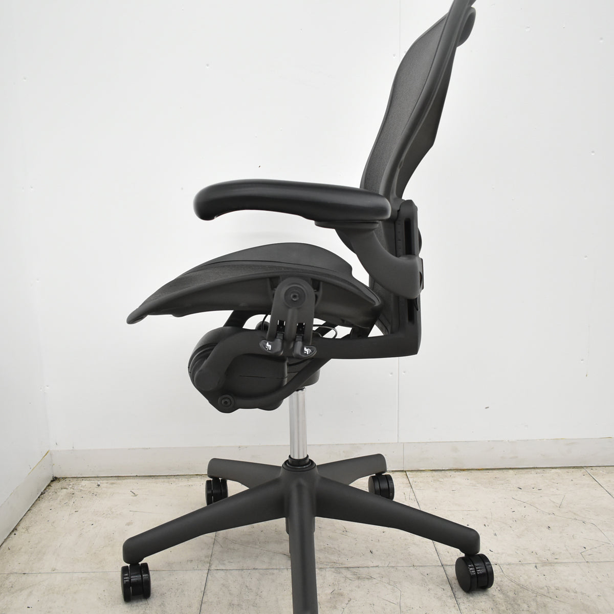 【中古】ハーマンミラー　アーロンチェア　Bサイズ　フル装備　ランバーサポート　肘レバータイプ　昇降ガス新品　ブラック 2026102003