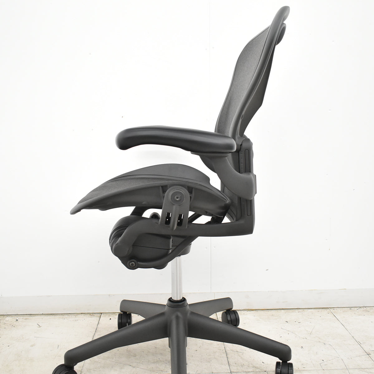 【中古】ハーマンミラー　アーロンチェア　Bサイズ　スタンダード　ランバーサポート　昇降ガス新品　ブラック 2026102004
