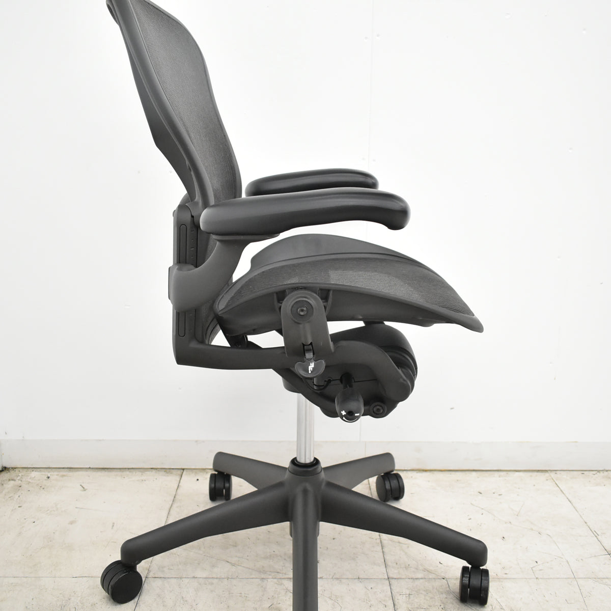 【中古】ハーマンミラー　アーロンチェア　Bサイズ　スタンダード　ランバーサポート　昇降ガス新品　ブラック 2026102004