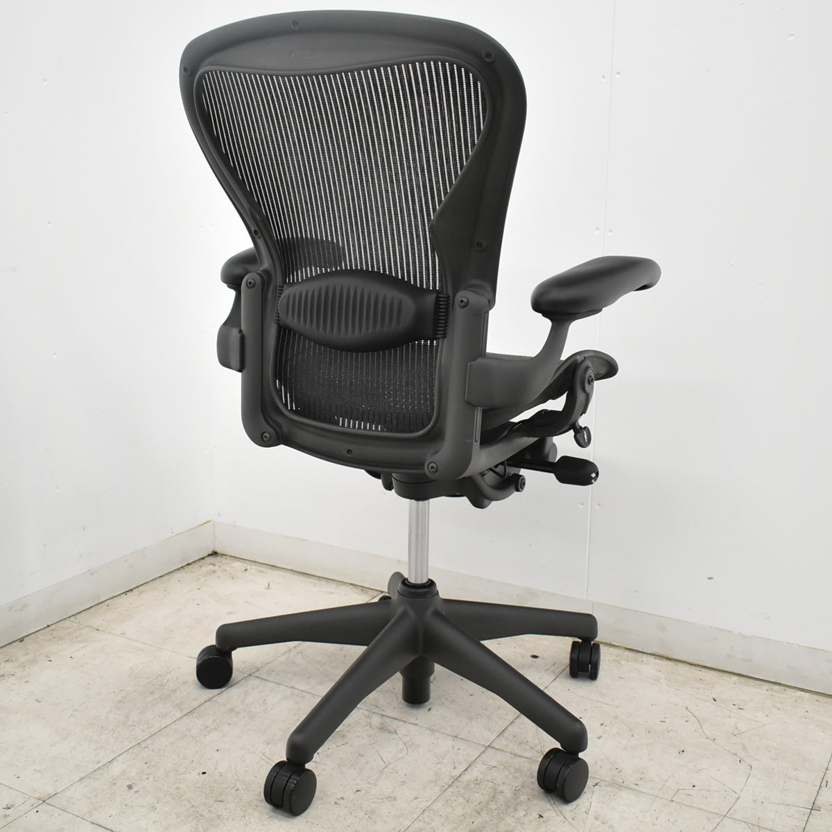【中古】ハーマンミラー　アーロンチェア　Bサイズ　スタンダード　ランバーサポート　昇降ガス新品　ブラック 2026102004