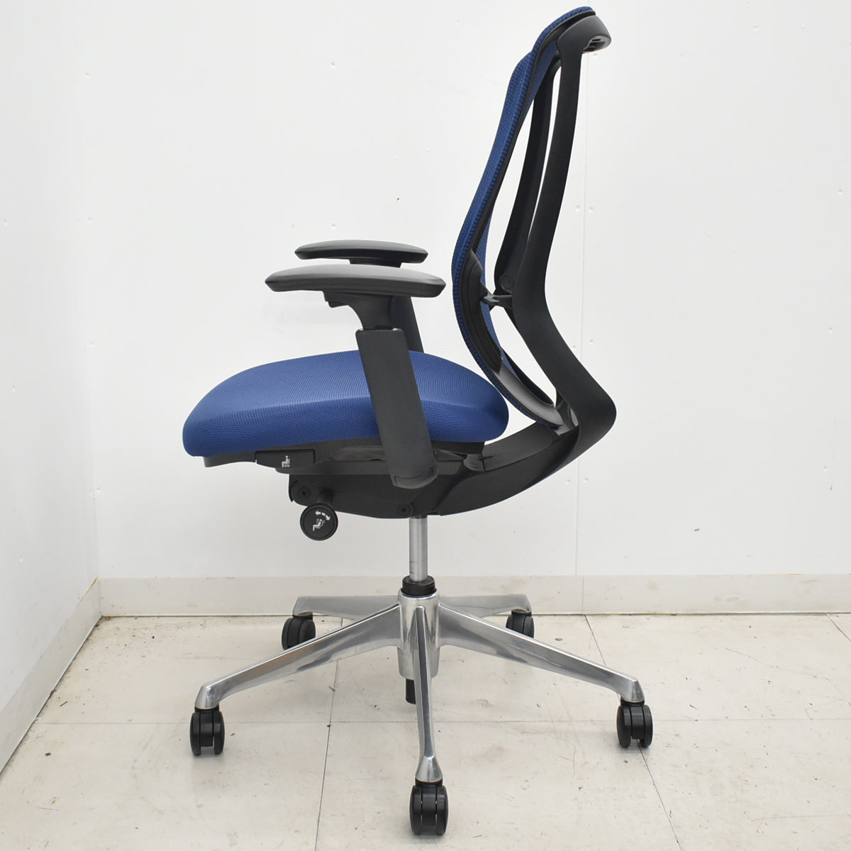 【中古】オカムラ　シルフィー　ハイバック　可動肘　前傾機能　バックカーブアジャスト　ポリッシュ　ネイビー　2026022405【中古オフィス家具】