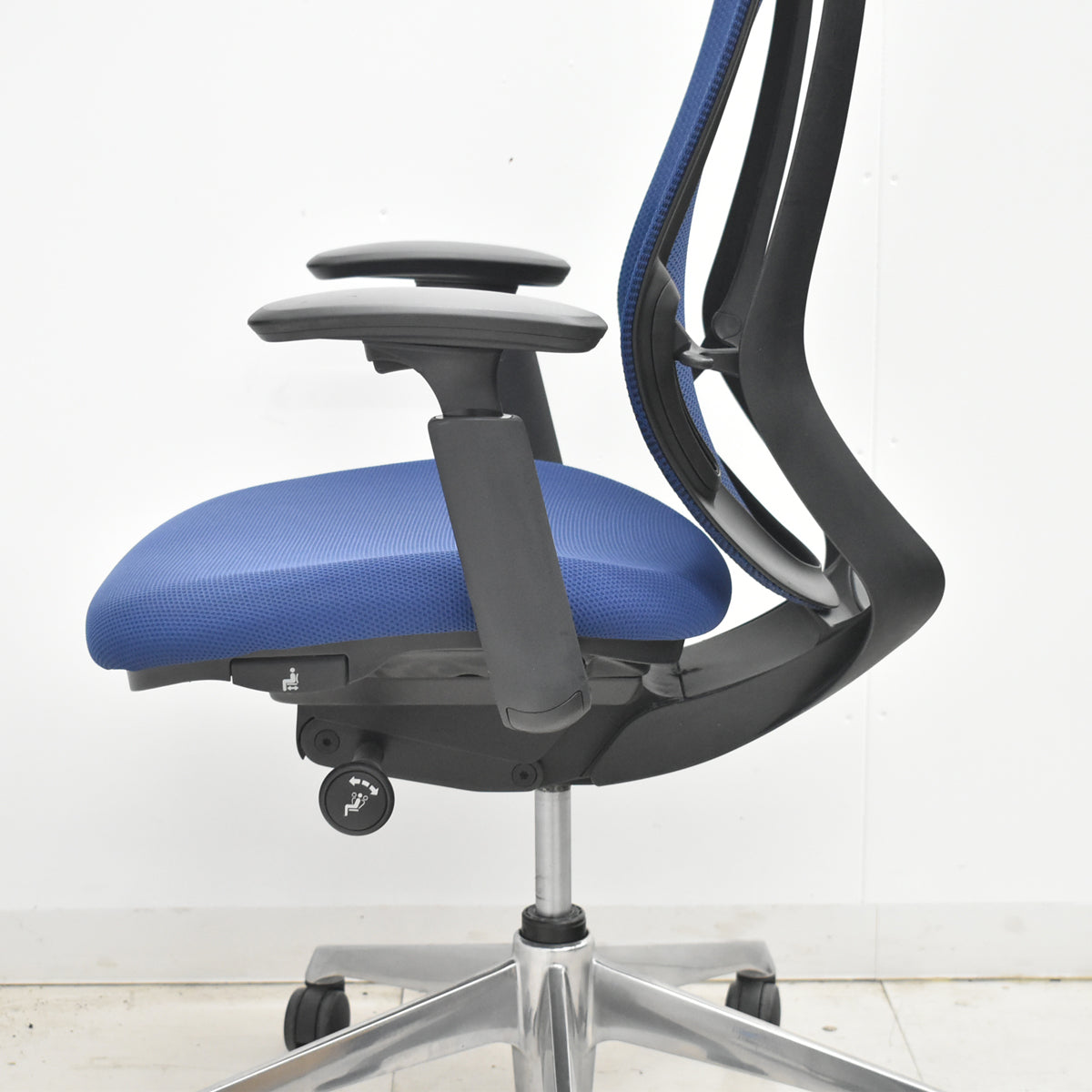 【中古】オカムラ　シルフィー　ハイバック　可動肘　前傾機能　バックカーブアジャスト　ポリッシュ　ネイビー　2026022405【中古オフィス家具】