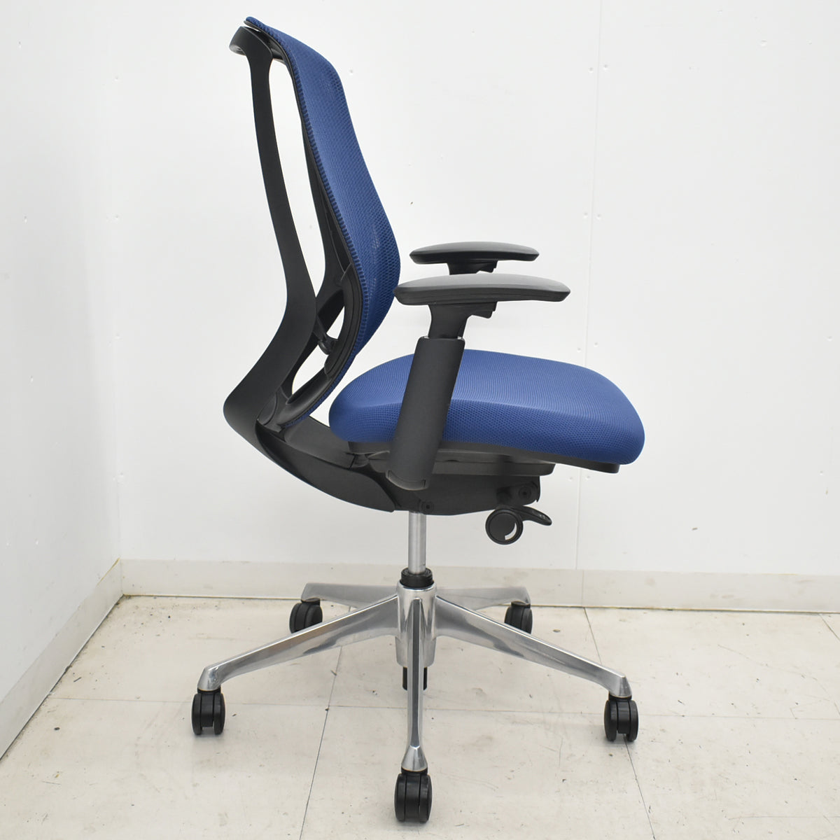 【中古】オカムラ　シルフィー　ハイバック　可動肘　前傾機能　バックカーブアジャスト　ポリッシュ　ネイビー　2026022405【中古オフィス家具】