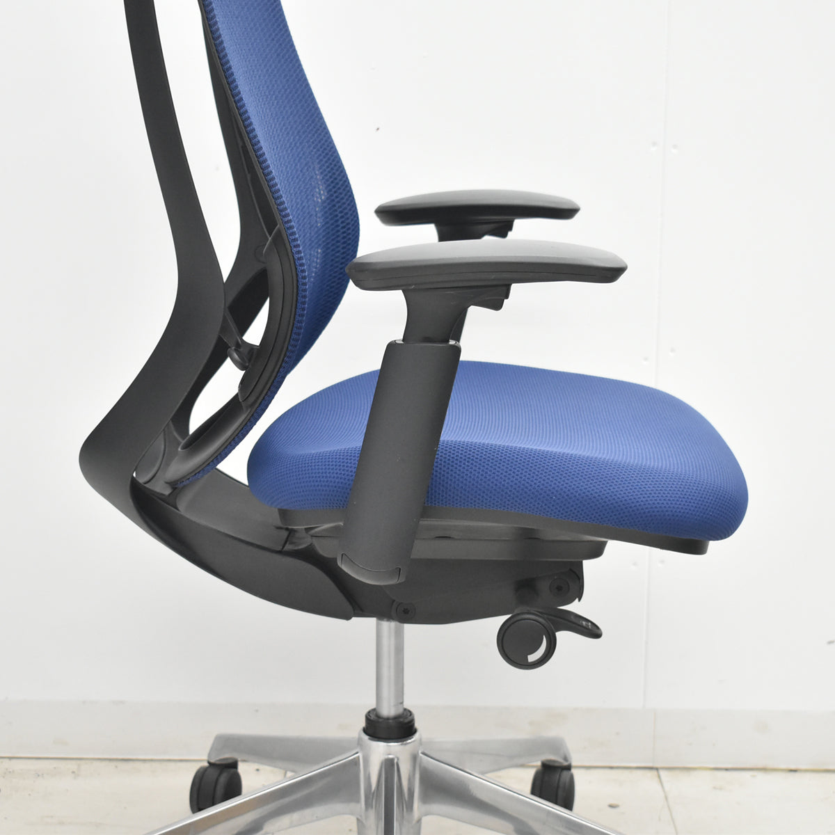 【中古】オカムラ　シルフィー　ハイバック　可動肘　前傾機能　バックカーブアジャスト　ポリッシュ　ネイビー　2026022405【中古オフィス家具】