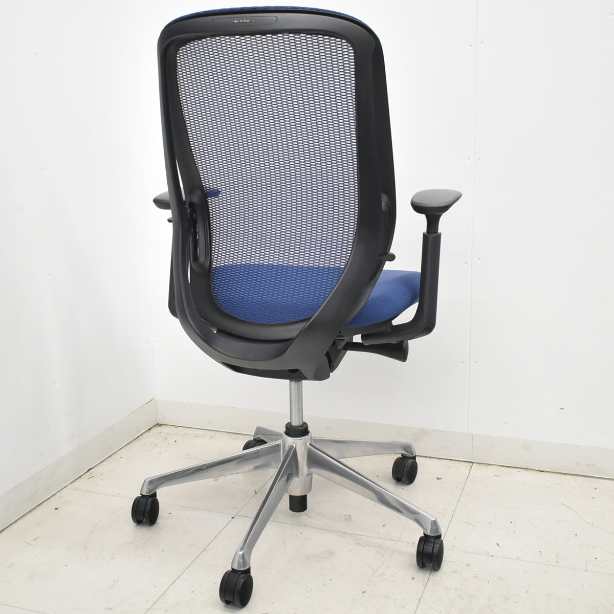 【中古】オカムラ　シルフィー　ハイバック　可動肘　前傾機能　バックカーブアジャスト　ポリッシュ　ネイビー　2026022405【中古オフィス家具】