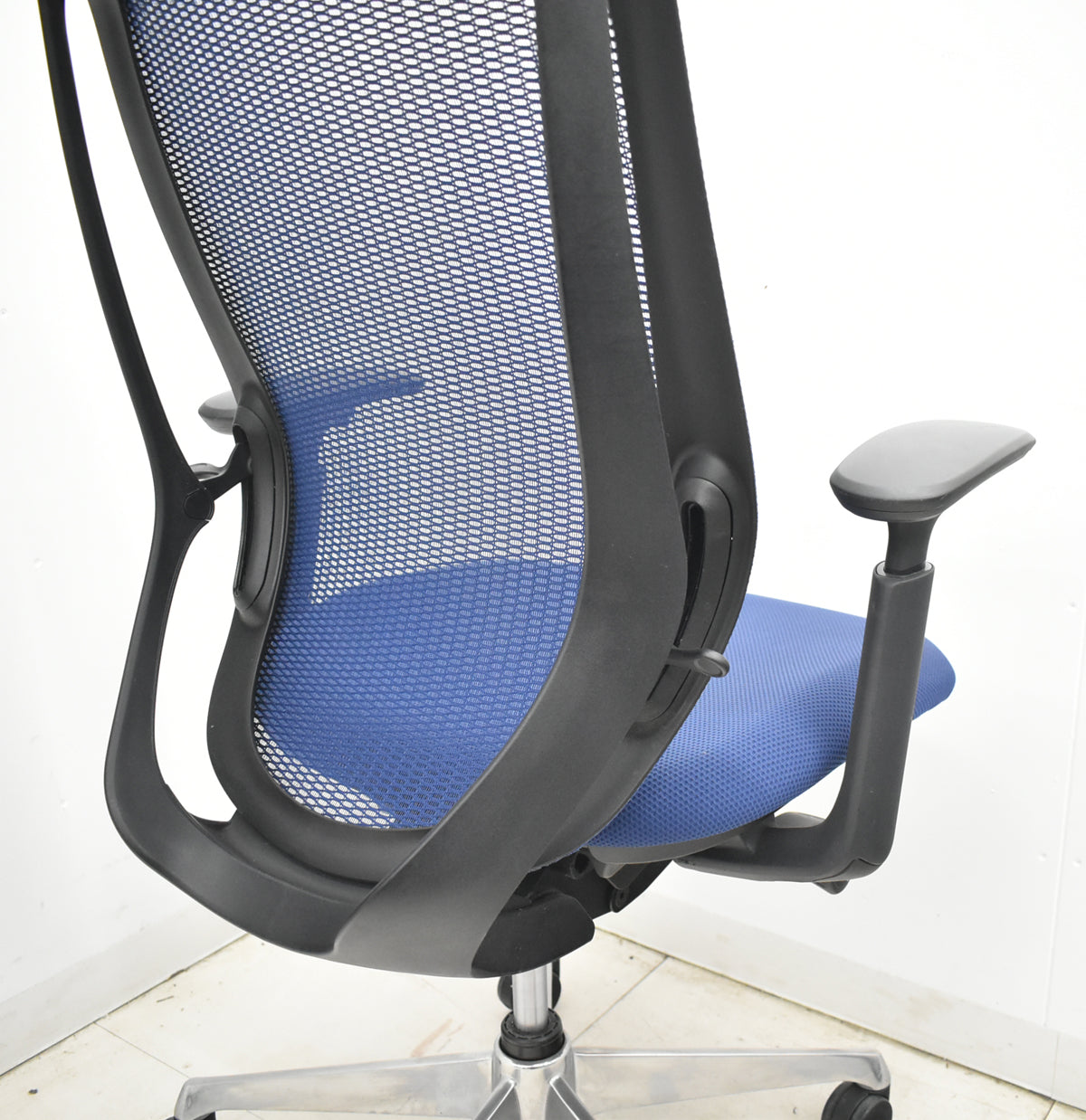 【中古】オカムラ　シルフィー　ハイバック　可動肘　前傾機能　バックカーブアジャスト　ポリッシュ　ネイビー　2026022405【中古オフィス家具】