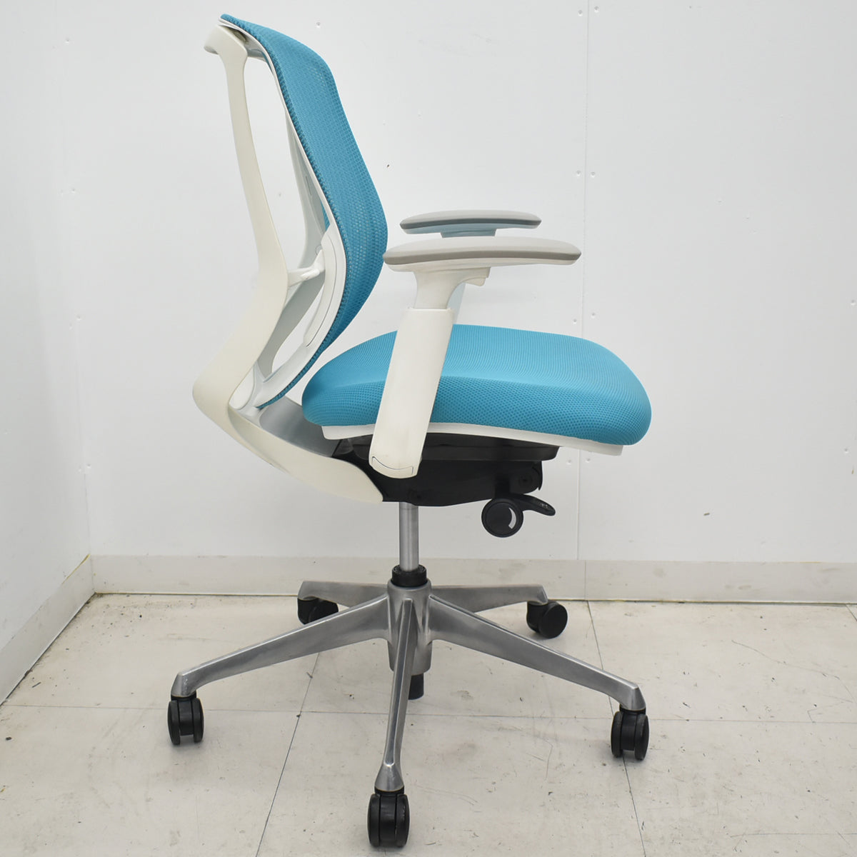 【中古】オカムラ　シルフィー　ローバック　可動肘　前傾機能　バックカーブアジャスト　ポリッシュ　2018年製　ブルーグリーン　2026022406【中古オフィス家具】