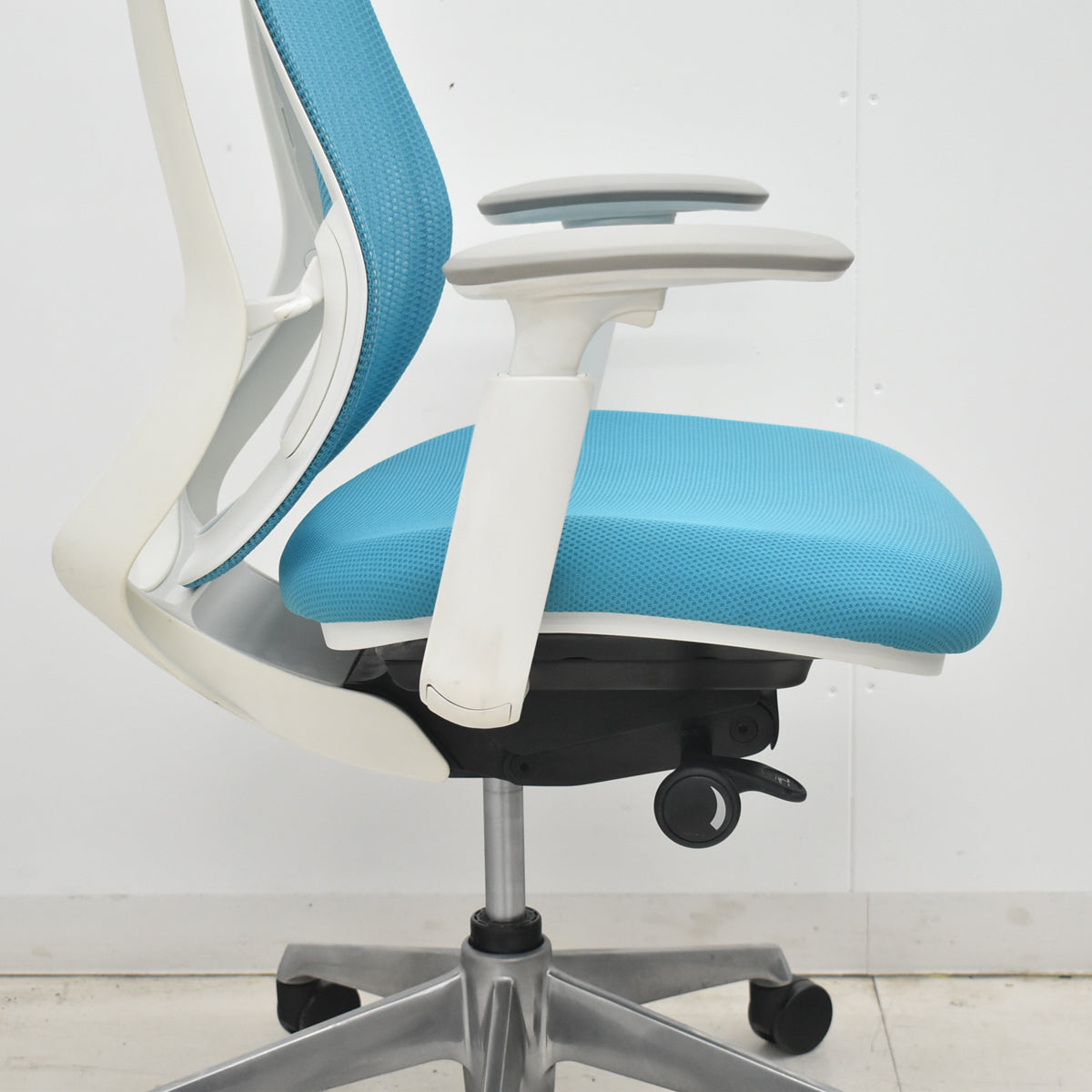 【中古】オカムラ　シルフィー　ローバック　可動肘　前傾機能　バックカーブアジャスト　ポリッシュ　2018年製　ブルーグリーン　2026022406【中古オフィス家具】