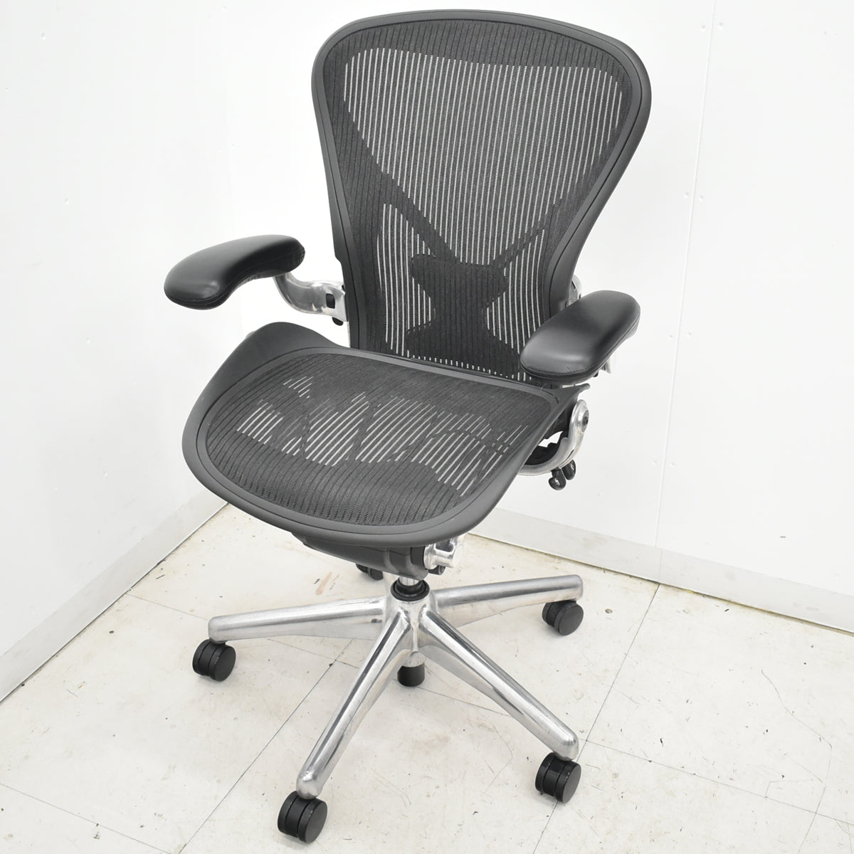 【中古】ハーマンミラー　アーロンチェア　Bサイズ　フル装備　ポスチャーフィット　ポリッシュ　肘レバータイプ　昇降ガス交換済　タキシードメッシュ　2026030601【中古オフィス家具】