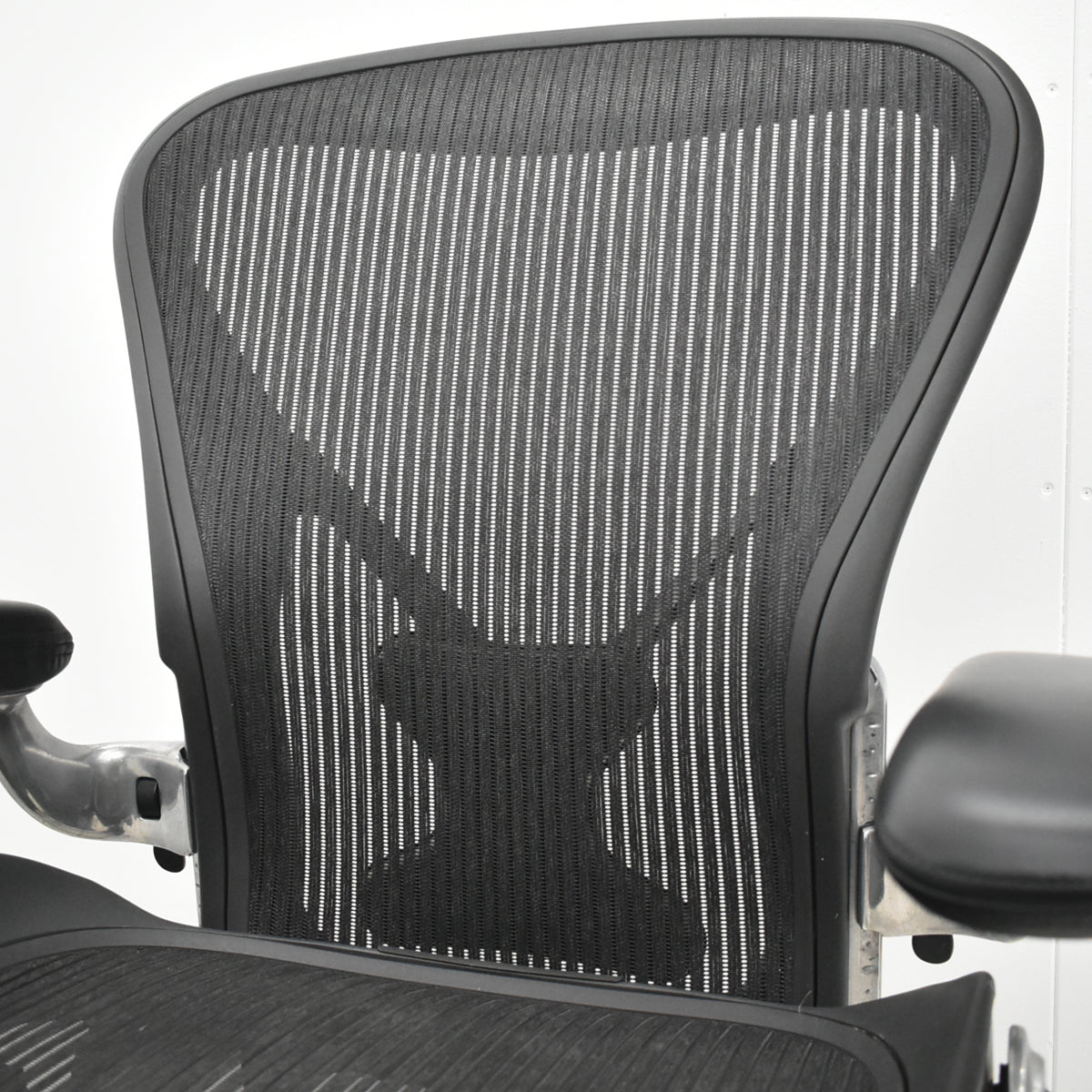 【中古】ハーマンミラー　アーロンチェア　Bサイズ　フル装備　ポスチャーフィット　ポリッシュ　肘レバータイプ　昇降ガス交換済　タキシードメッシュ　2026030601【中古オフィス家具】