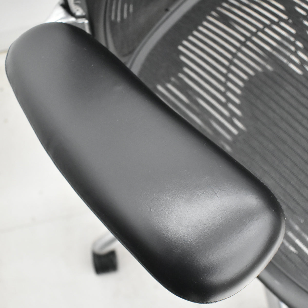 【中古】ハーマンミラー　アーロンチェア　Bサイズ　フル装備　ポスチャーフィット　ポリッシュ　肘レバータイプ　昇降ガス交換済　タキシードメッシュ　2026030601【中古オフィス家具】