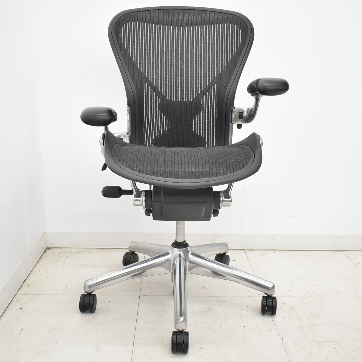 【中古】ハーマンミラー　アーロンチェア　Bサイズ　フル装備　ポスチャーフィット　ポリッシュ　肘レバータイプ　昇降ガス交換済　タキシードメッシュ　2026030601【中古オフィス家具】