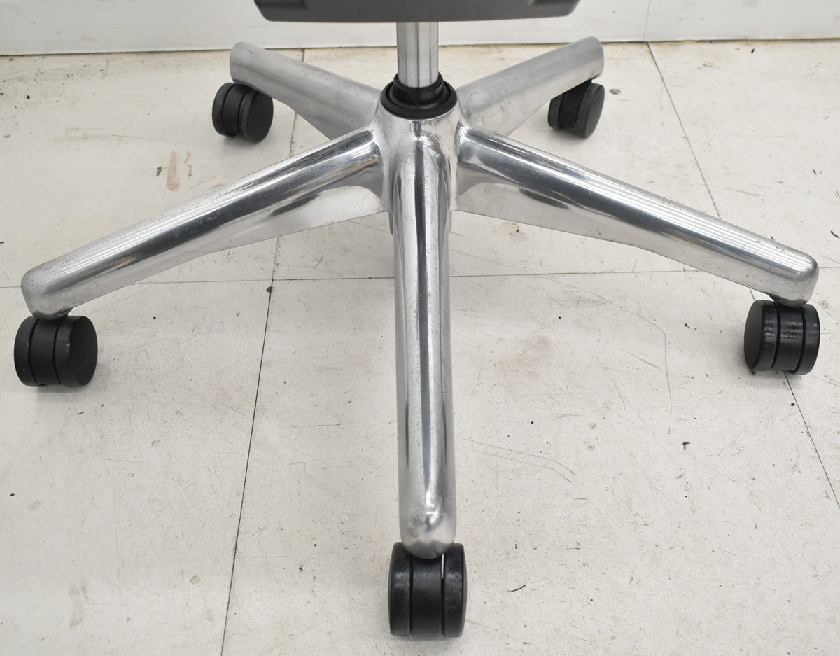 【中古】ハーマンミラー　アーロンチェア　Bサイズ　フル装備　ポスチャーフィット　ポリッシュ　肘レバータイプ　昇降ガス交換済　タキシードメッシュ　2026030601【中古オフィス家具】