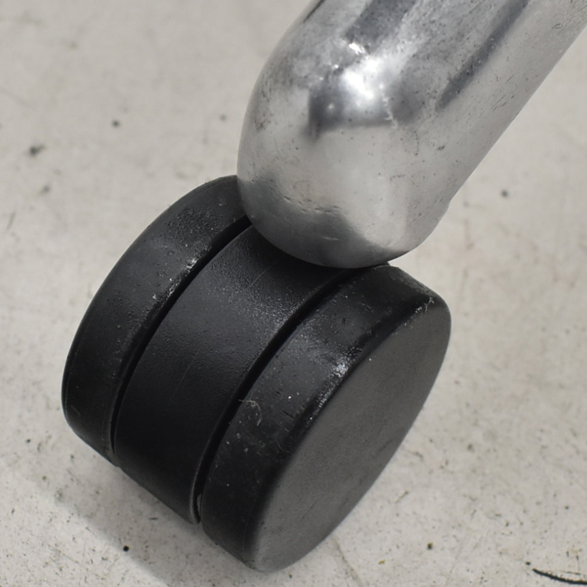 【中古】ハーマンミラー　アーロンチェア　Bサイズ　フル装備　ポスチャーフィット　ポリッシュ　肘レバータイプ　昇降ガス交換済　タキシードメッシュ　2026030601【中古オフィス家具】