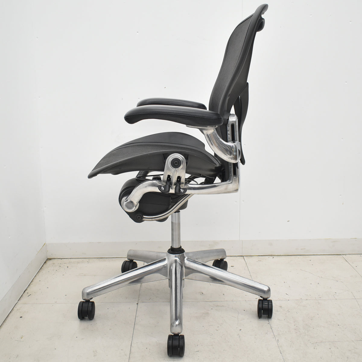 【中古】ハーマンミラー　アーロンチェア　Bサイズ　フル装備　ポスチャーフィット　ポリッシュ　肘レバータイプ　昇降ガス交換済　タキシードメッシュ　2026030601【中古オフィス家具】