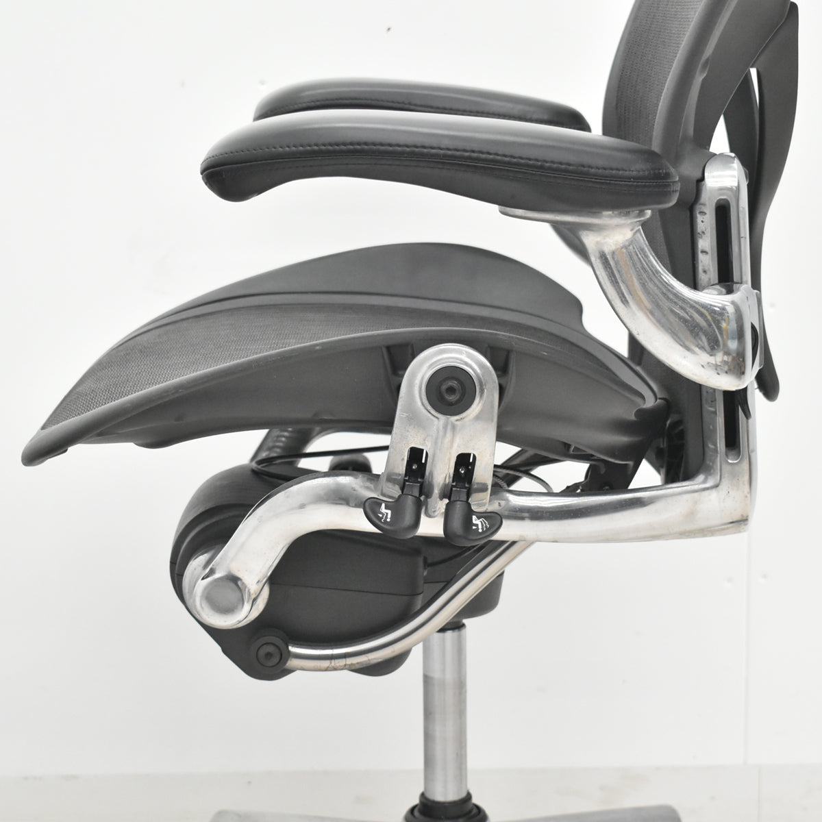 【中古】ハーマンミラー　アーロンチェア　Bサイズ　フル装備　ポスチャーフィット　ポリッシュ　肘レバータイプ　昇降ガス交換済　タキシードメッシュ　2026030601【中古オフィス家具】