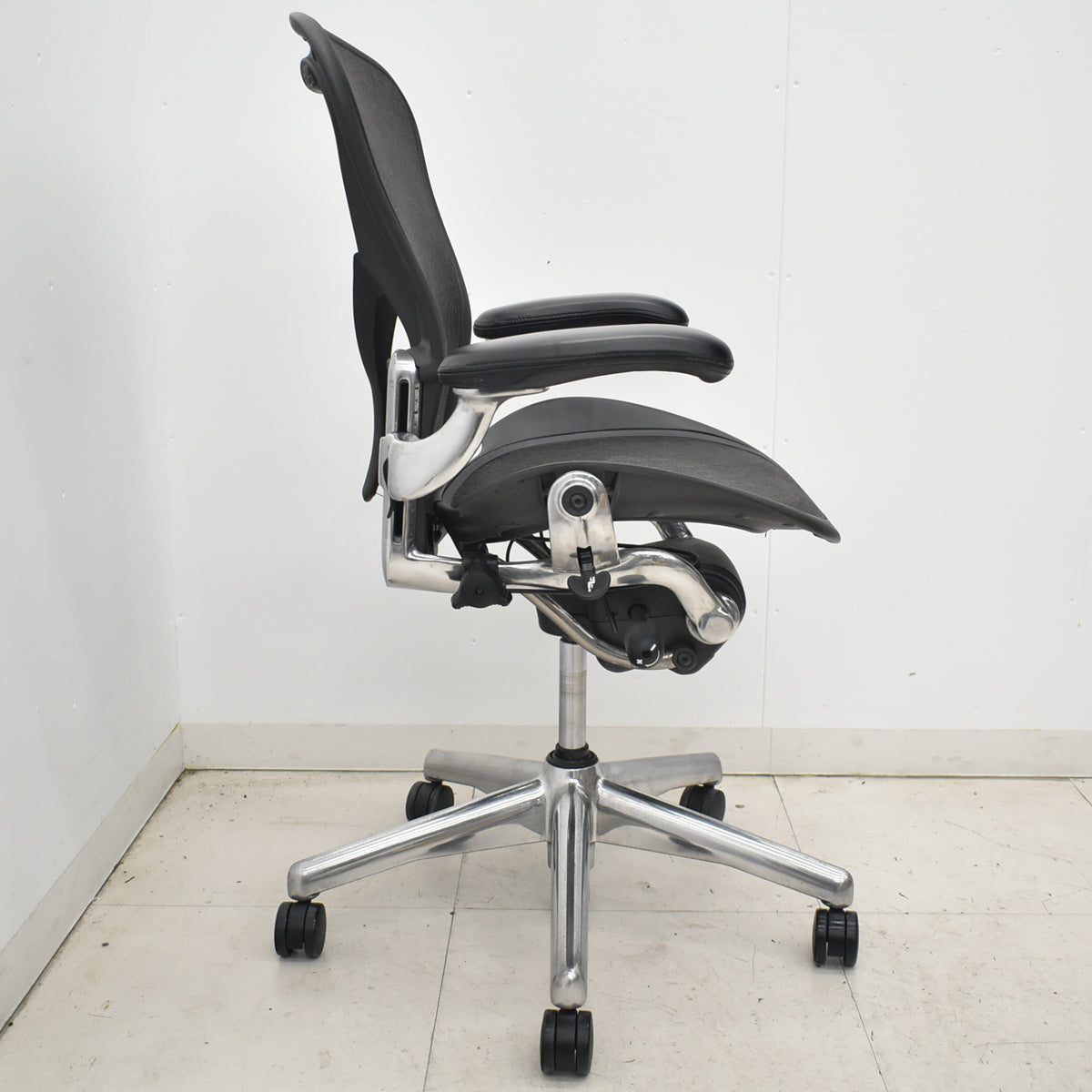 【中古】ハーマンミラー　アーロンチェア　Bサイズ　フル装備　ポスチャーフィット　ポリッシュ　肘レバータイプ　昇降ガス交換済　タキシードメッシュ　2026030601【中古オフィス家具】