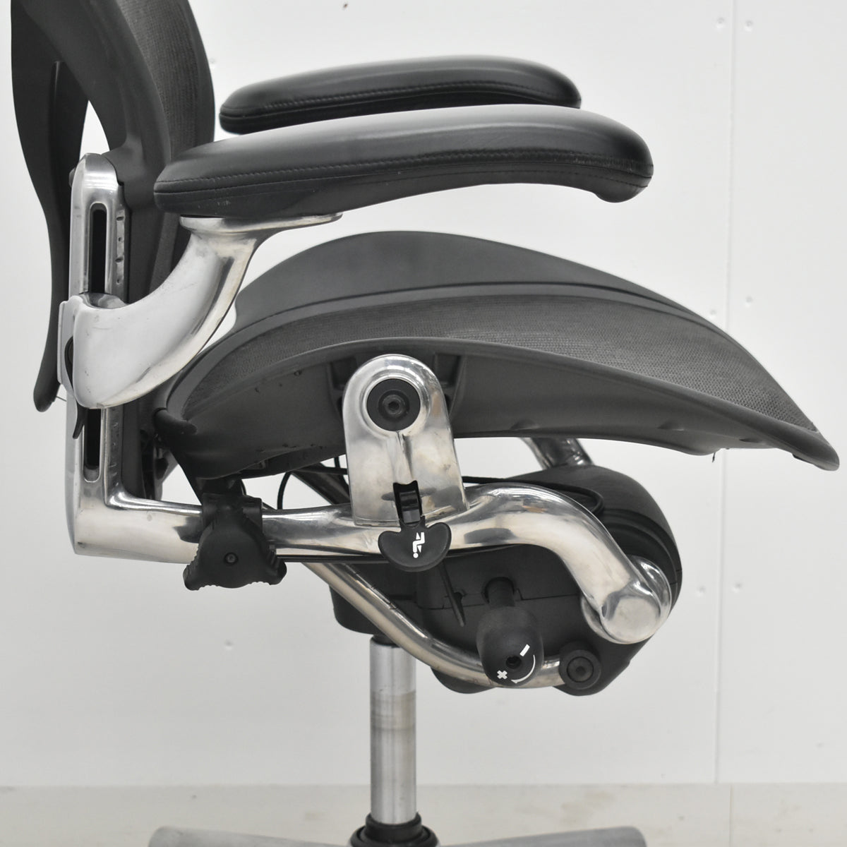 【中古】ハーマンミラー　アーロンチェア　Bサイズ　フル装備　ポスチャーフィット　ポリッシュ　肘レバータイプ　昇降ガス交換済　タキシードメッシュ　2026030601【中古オフィス家具】
