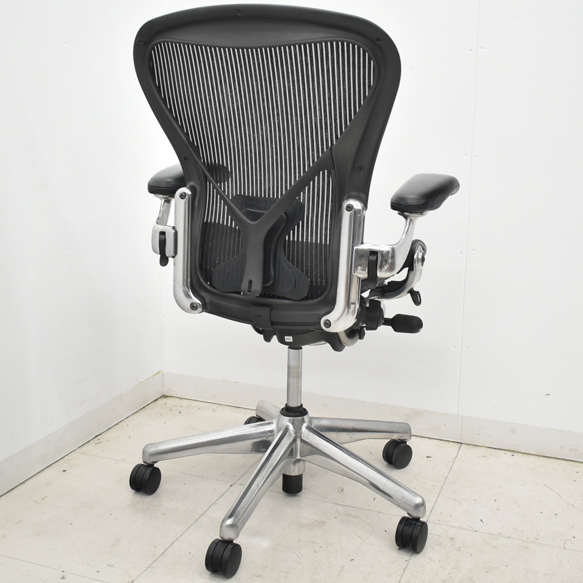 【中古】ハーマンミラー　アーロンチェア　Bサイズ　フル装備　ポスチャーフィット　ポリッシュ　肘レバータイプ　昇降ガス交換済　タキシードメッシュ　2026030601【中古オフィス家具】