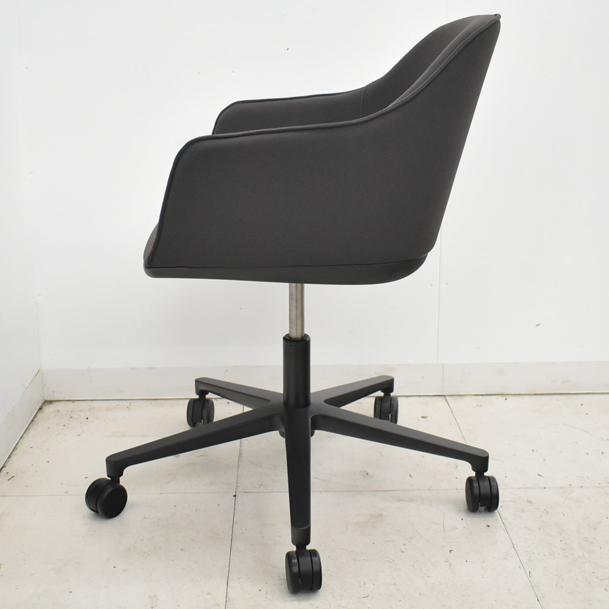 【中古】ヴィトラ　ソフトシェル　キャスター５スターベース　昇降機能　ダークグレー　2026030901【中古オフィス家具】